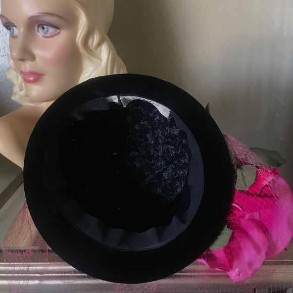 ELEGANT VINTAGE BLACK STRAW HAT WITH FUCHSIA FLOWER AND DOTTED VEIL main image 4